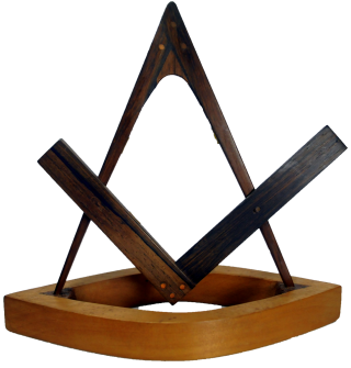 Esquadro e Compasso em madeira sobre base oval
